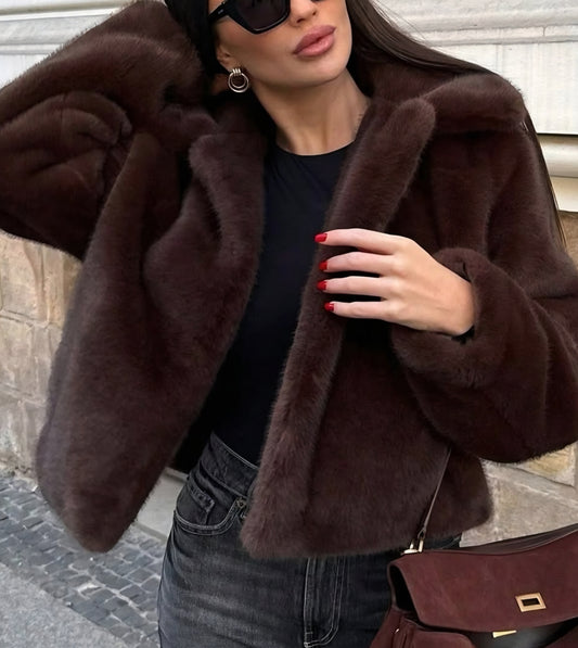 LUNA – Umhüllende Kunstfelljacke